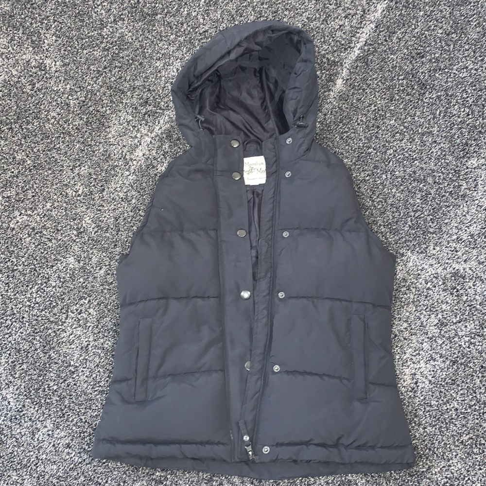 Maralyn & Me Boutique zipper/button up dark gray hooded puffer vest Size M
